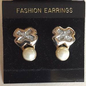 Hugs n Kisses pierced studs faux pearl